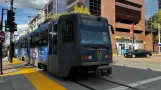 Sacramento tram line Blue with articulated tram 230 at 8th & K Station (NB) (2024)
