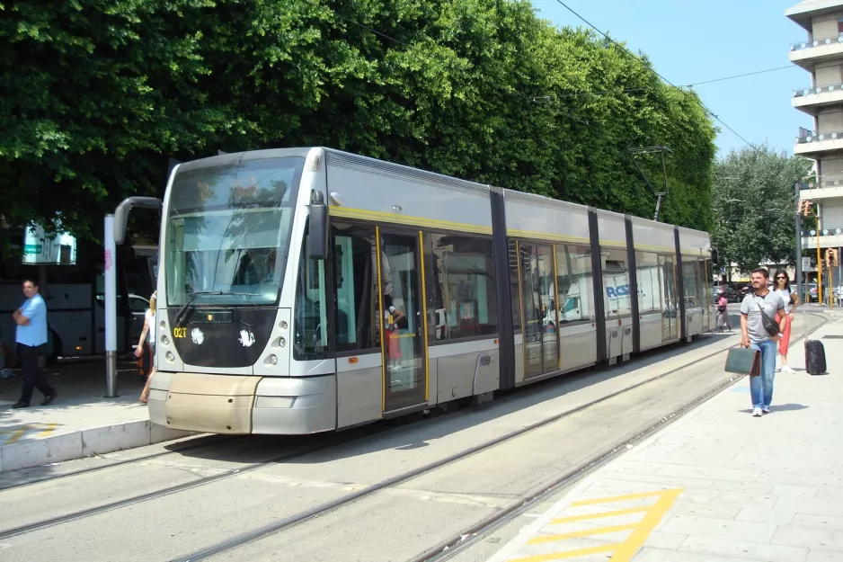 Messina tram line 28 with low-floor articulated tram 02T near Repubblica Piazza della Repubblica (2009)