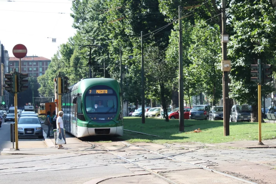 Milan tram line 7 with low-floor articulated tram 7502 on Corso Sempione (2009)