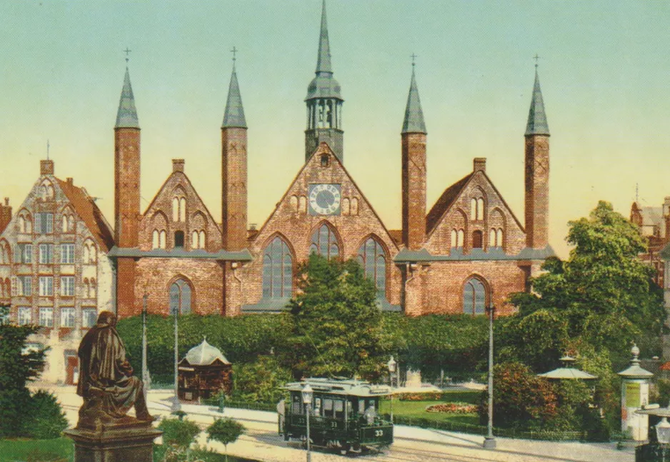 Postcard: Lübeck railcar 33 in front of Helligen-Geist-Hospital (1895)