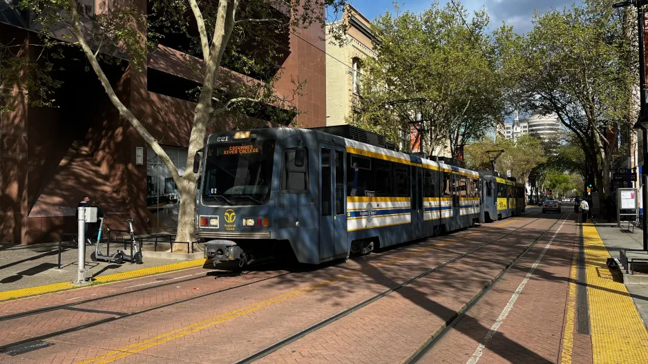 Sacramento tram line Blue with articulated tram 221 near 8th & K Station (NB) (2024)