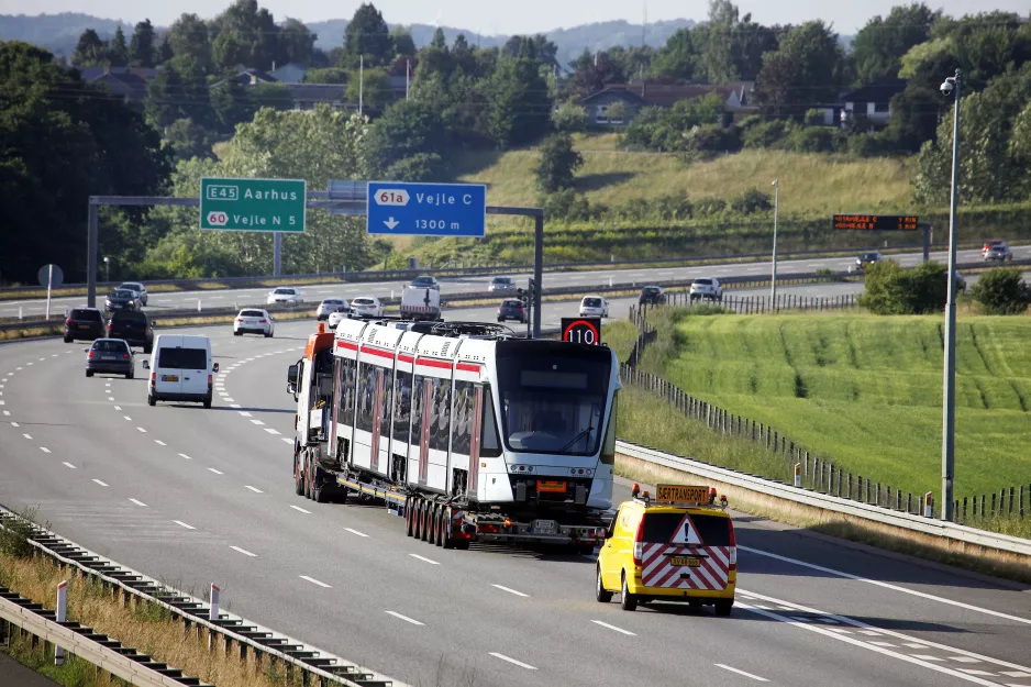 Aarhus letbanevogn på motorvejen ved Vejle (2016)