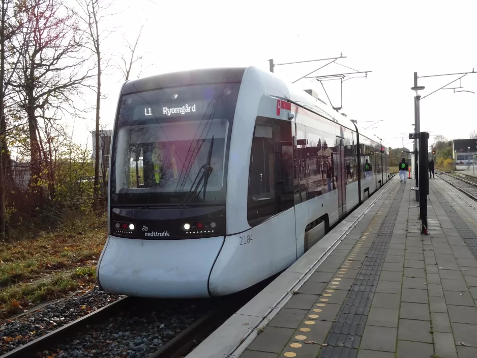 Aarhus light rail line L1 with low-floor articulated tram 2104-2204 at Hornslet (2020)