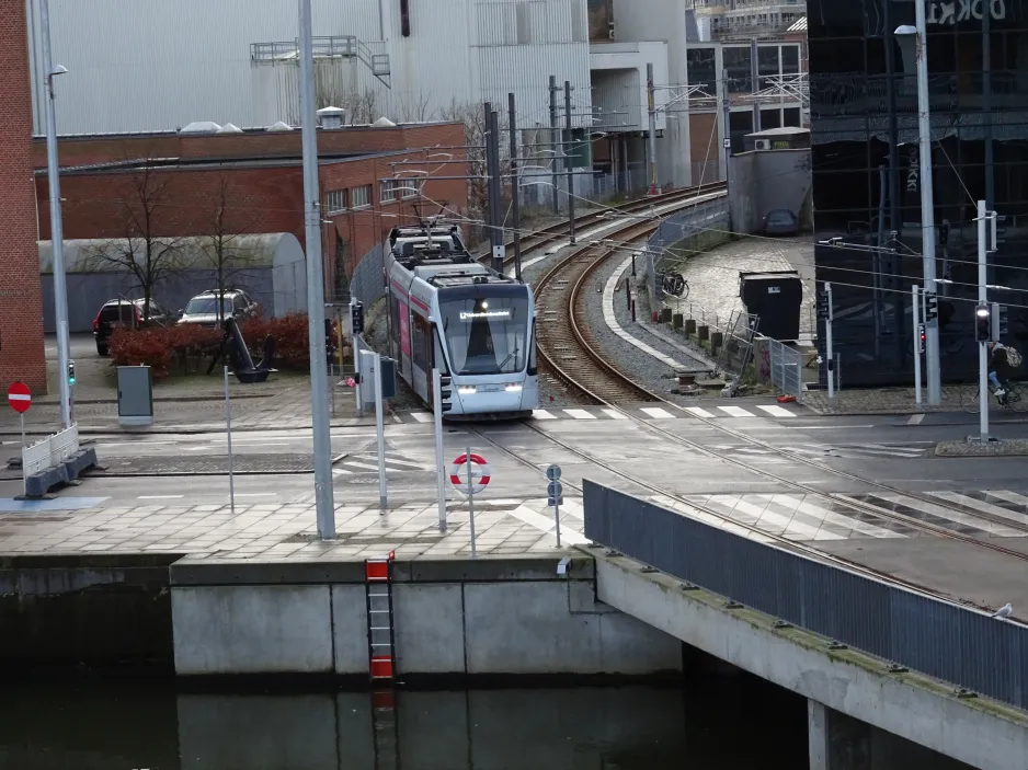 Aarhus light rail line L2  close by Dokk1 (2017)