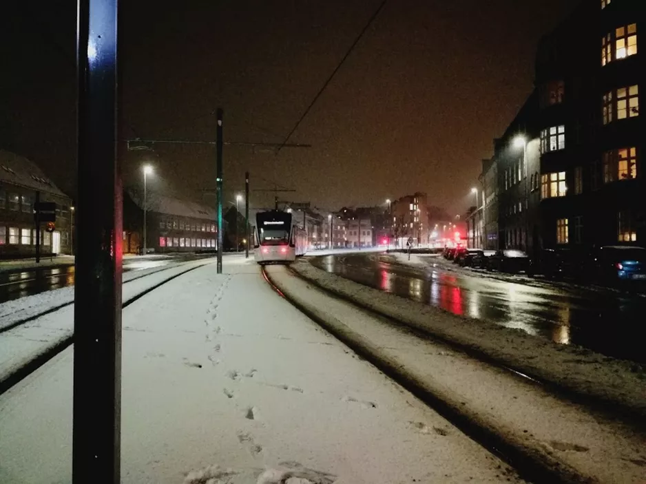 Aarhus light rail line L2 on Nørreport in evening snow (2018)