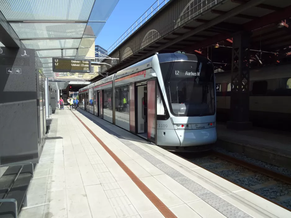 Aarhus light rail line L2 with low-floor articulated tram 1109-1209 at Central Station (2018)