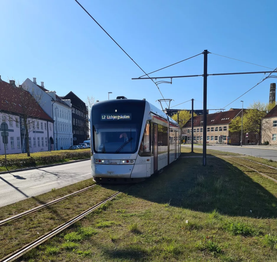 Aarhus light rail line L2 with low-floor articulated tram 1110-1210 in front of Nørreport 20 (2021)
