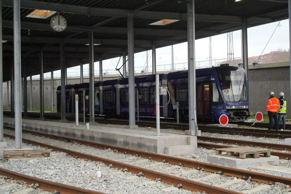 Aarhus low-floor articulated tram 1104-1204 in front of Trafik- og Servicecenter (2017)