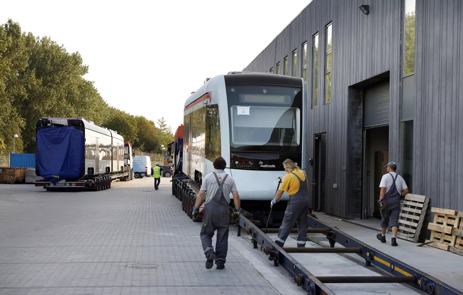 Aarhus low-floor articulated tram 2102-2202 behind Trafik- og Servicecenter (2016)