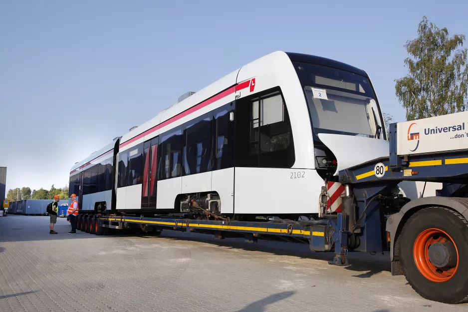 Aarhus low-floor articulated tram 2102-2202 in front of Trafik- og Servicecenter (2016)