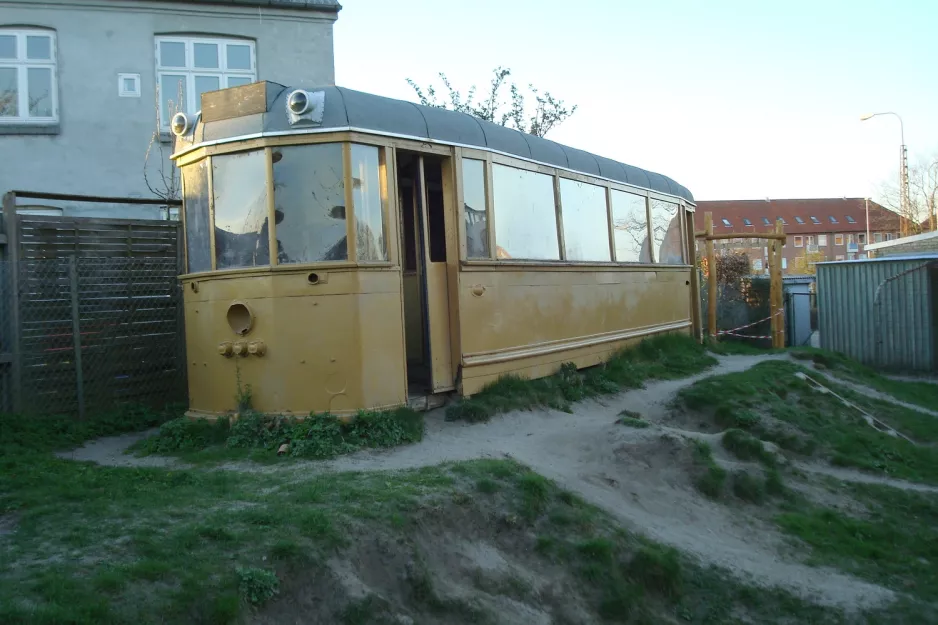 Aarhus railcar 9 behind Tirsdalen's Kindergarten (2009)