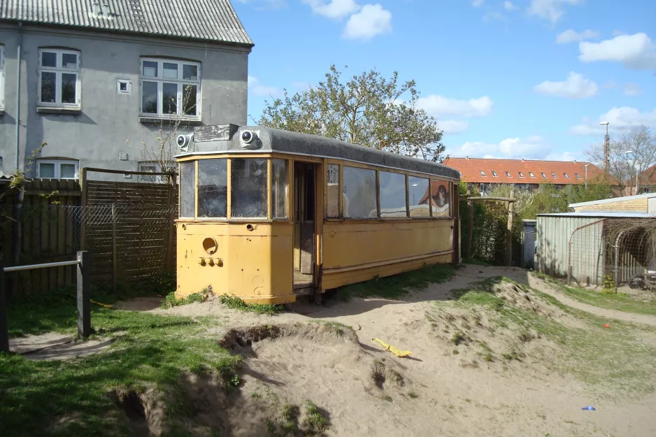 Aarhus railcar 9 behind Tirsdalen's Kindergarten (2015)