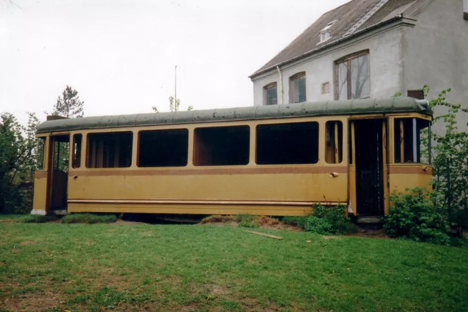 Aarhus railcar 9 in Tirsdalens Børnehave, seen from the side (1996)
