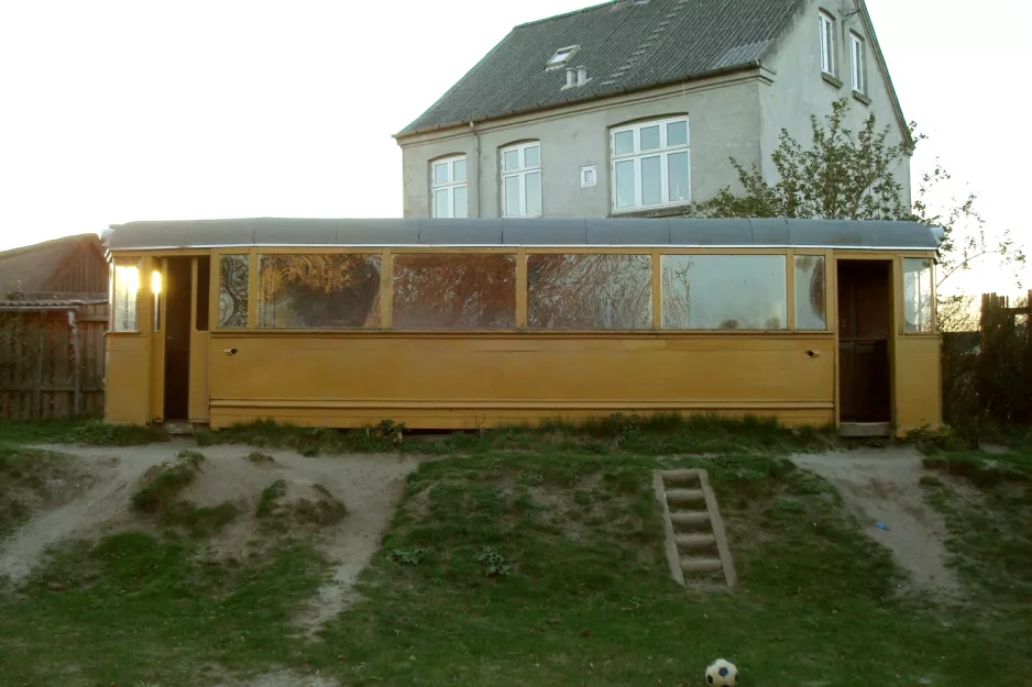 Aarhus railcar 9 in Tirsdalens Børnehave, seen from the side (2009)