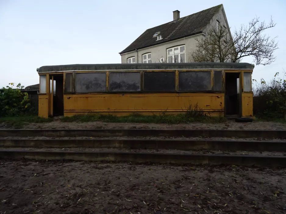 Aarhus railcar 9 in Tirsdalens Børnehave, seen from the side (2020)