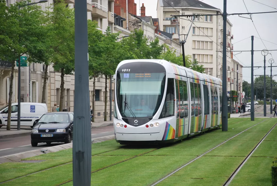 Angers tram line A with low-floor articulated tram 1011 at Foch Haras (2016)