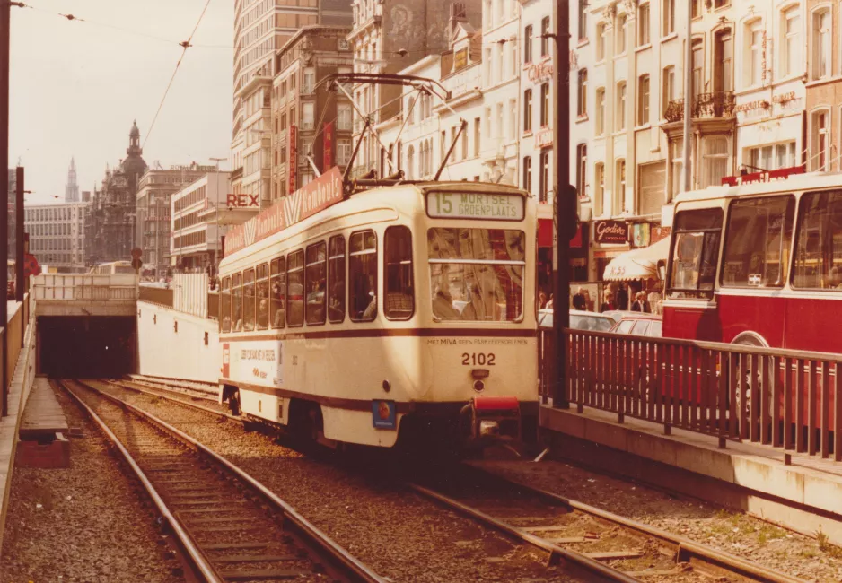 Archive photo: Antwerp tram line 15 with railcar 2102 on DeKeyserlei (1978)