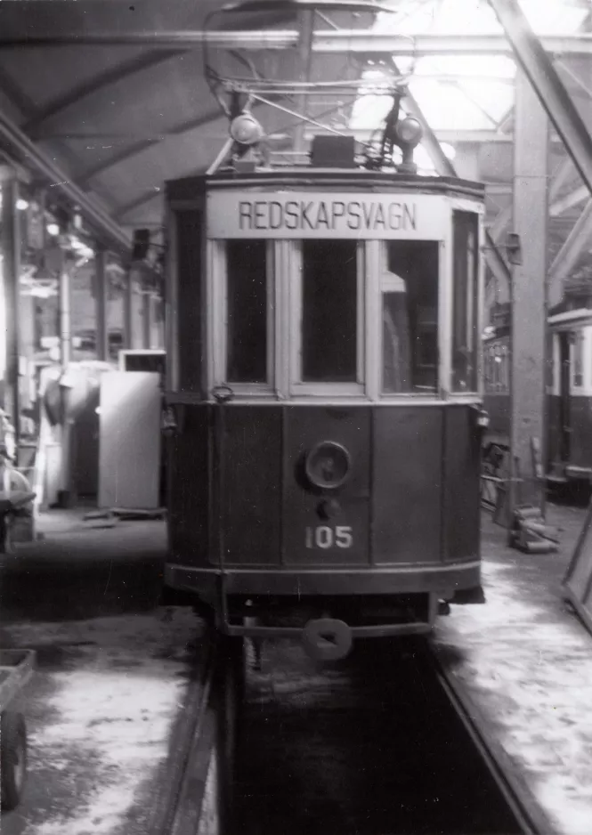 Archive photo: Malmö track cleaning tram 105 in Elspårvagnshallarna (1973)