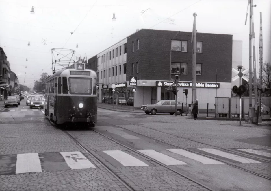 Archive photo: Malmö tram line 4 with railcar 71 in the intersection Linnégaten/Kalkbrottsgatan (1973)