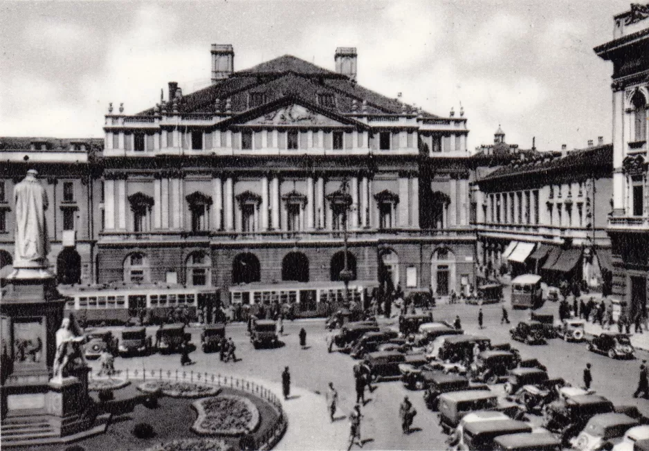 Archive photo: Milan on Piazza della Scala (1951-1953)
