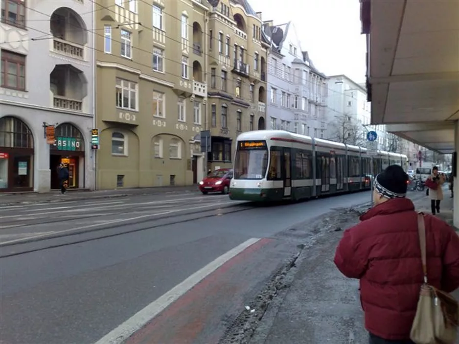 Augsburg tram line 1 with low-floor articulated tram 872 on Hermanstraße (2010)