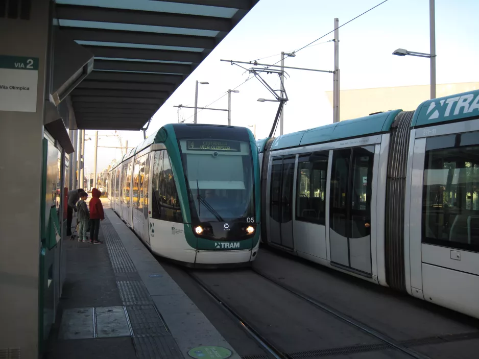 Barcelona tram line T4 with low-floor articulated tram 05 at Glòries (2015)