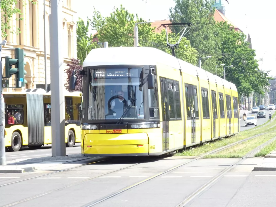 Berlin fast line M10 with low-floor articulated tram 9065 near Hauptbahnhof (2019)