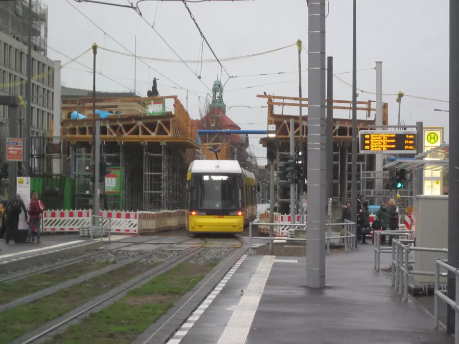 Berlin fast line M5 with low-floor articulated tram 9008 at S+U Hauptbahnhof (2014)