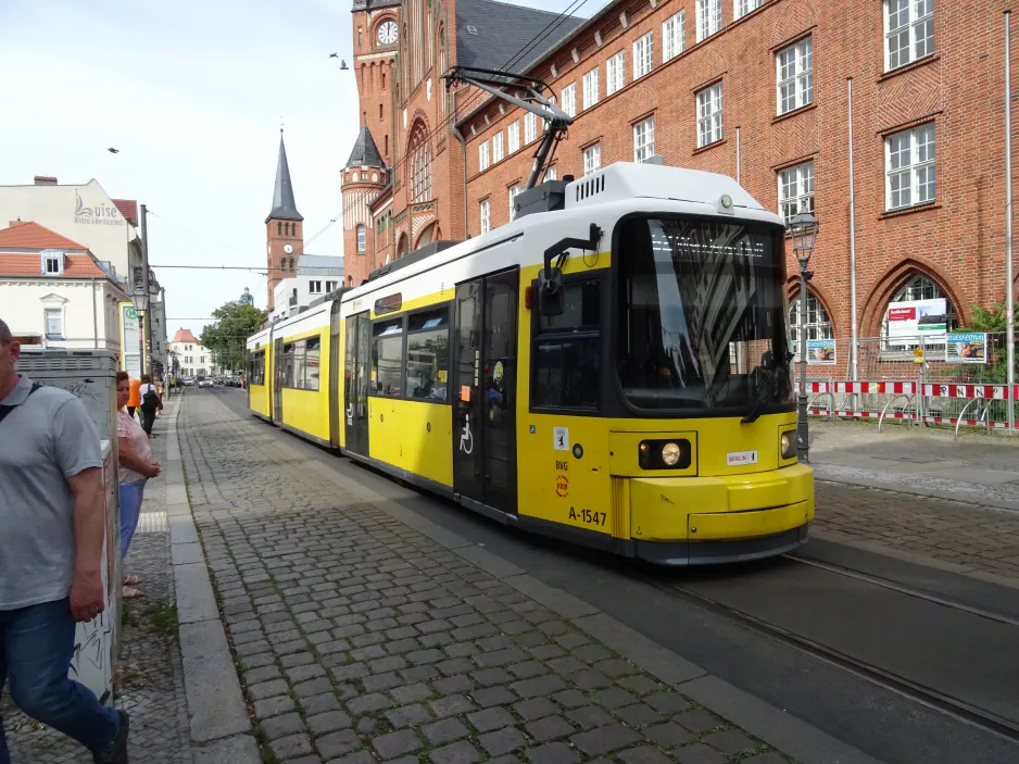 Berlin tram line 62 with low-floor articulated tram 1547 at Rathaus Köpenick (2024)