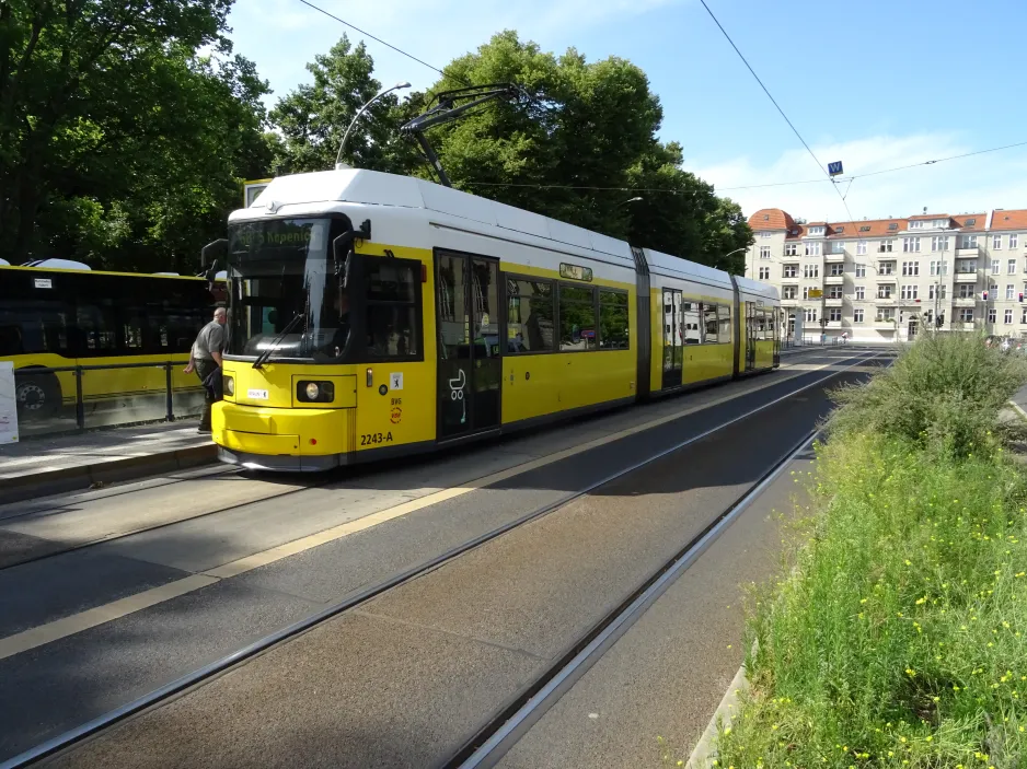 Berlin tram line 68 with low-floor articulated tram 2243 at Bahnhofstr. / Lindenstr. (2024)