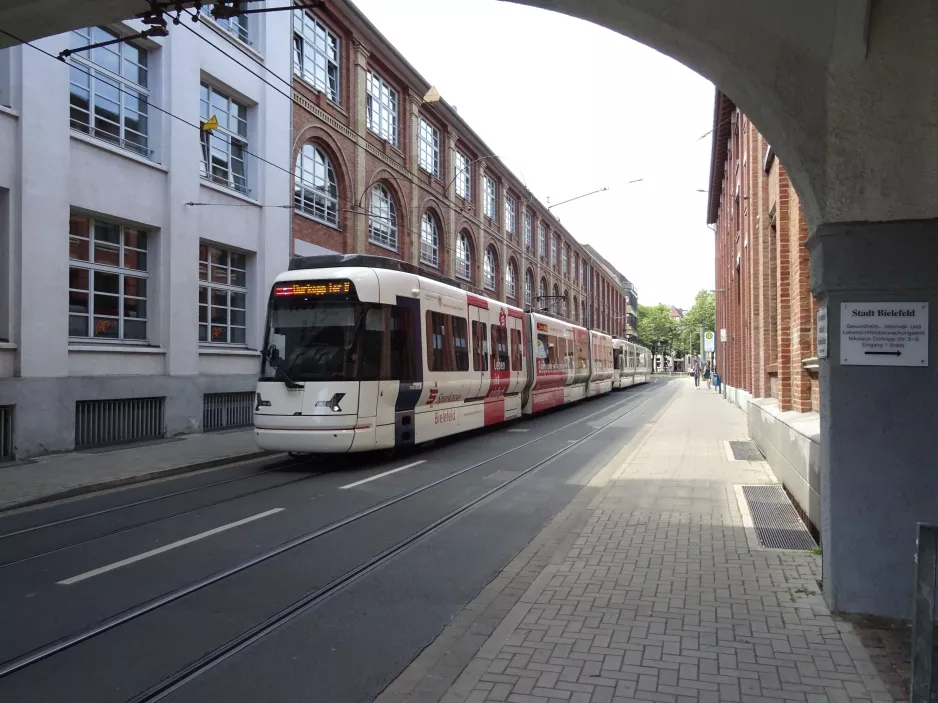 Bielefeld tram line 4 with articulated tram 5015 on Nikolaus-Durkopp-Str. (2020)