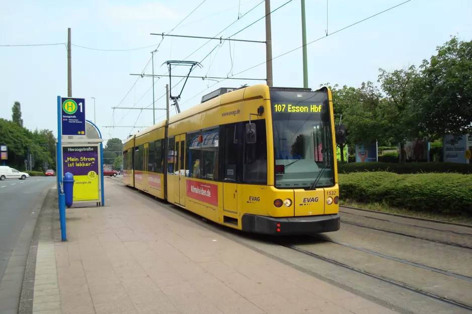 Bochum tram line 107 with low-floor articulated tram 1532 at Herzogstraße (2010)
