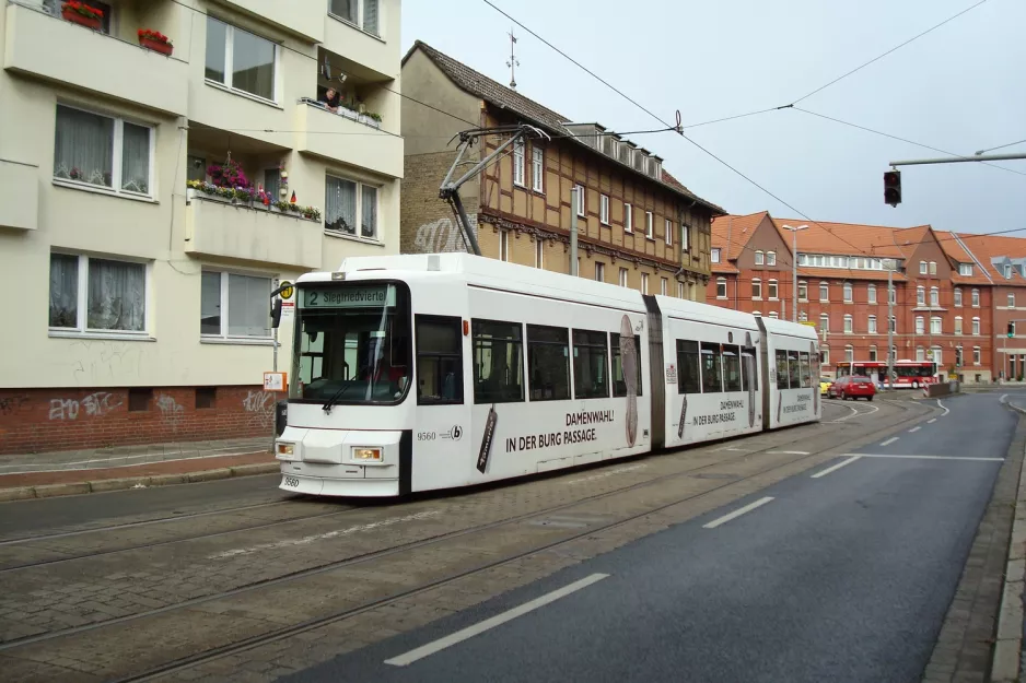 Braunschweig tram line 2 with low-floor articulated tram 9560 at Marienstift (2008)