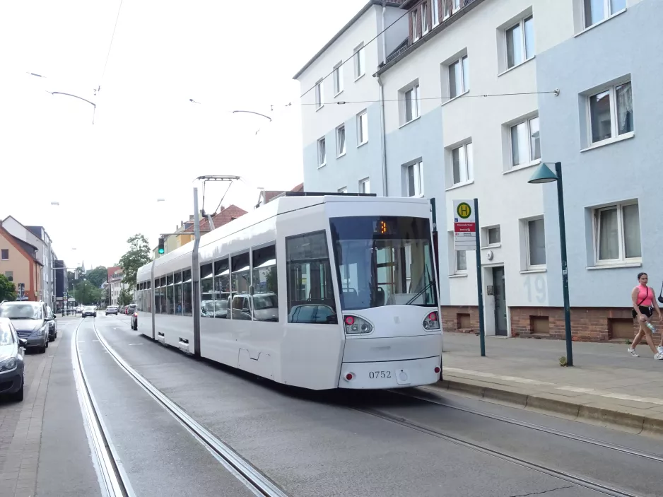 Braunschweig tram line 3 with low-floor articulated tram 0752 at Gliesmaroder Straße (2020)