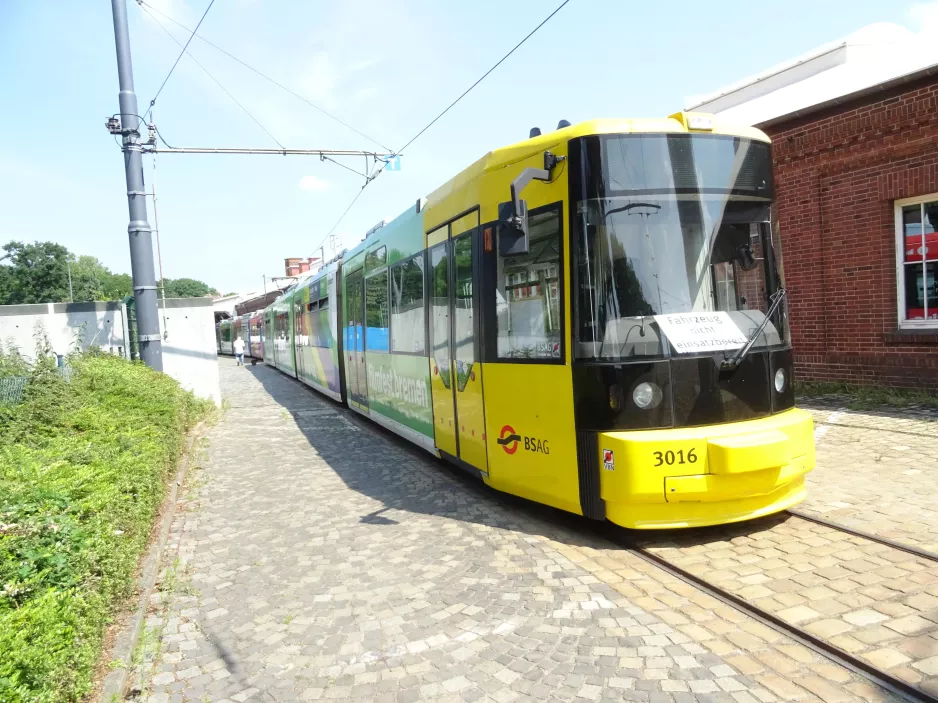 Bremen low-floor articulated tram 3016 in front of Sebaldsbrück (2021)