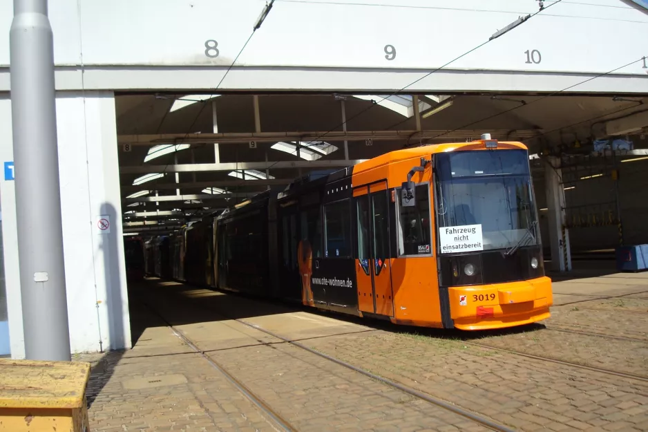Bremen low-floor articulated tram 3019 inside the depot Gröpelingen (2011)