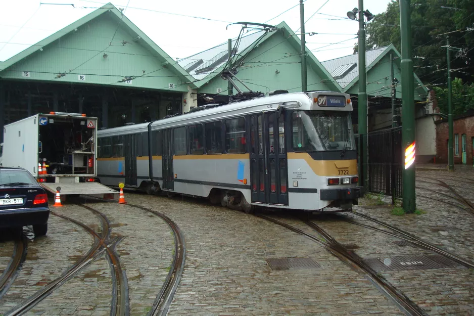 Brussels articulated tram 7722 in front of Woluwe / Tervurenlaan (2014)