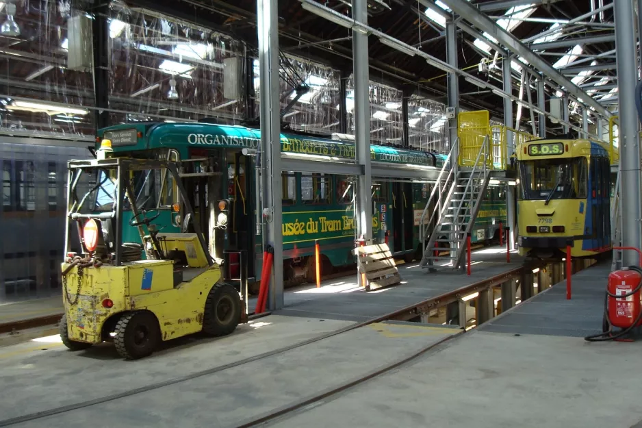 Brussels articulated tram 7724 at Woluwe / Tervurenlaan (2010)