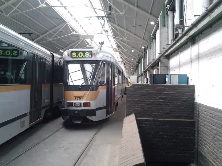 Brussels articulated tram 7791 inside the depot Avenue du Roi (2017)