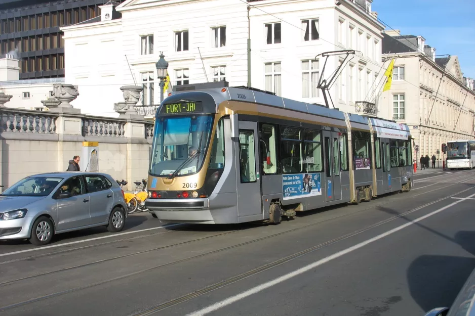 Brussels low-floor articulated tram 2009 on Place des Palais (2012)
