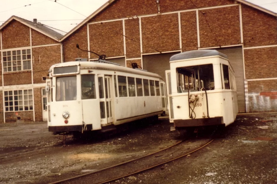 Brussels railcar 9274 in front of the depot Jumet (1981)
