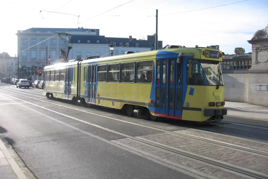 Brussels tram line 8 with articulated tram 7712 close by Palais / Paleizen (2012)