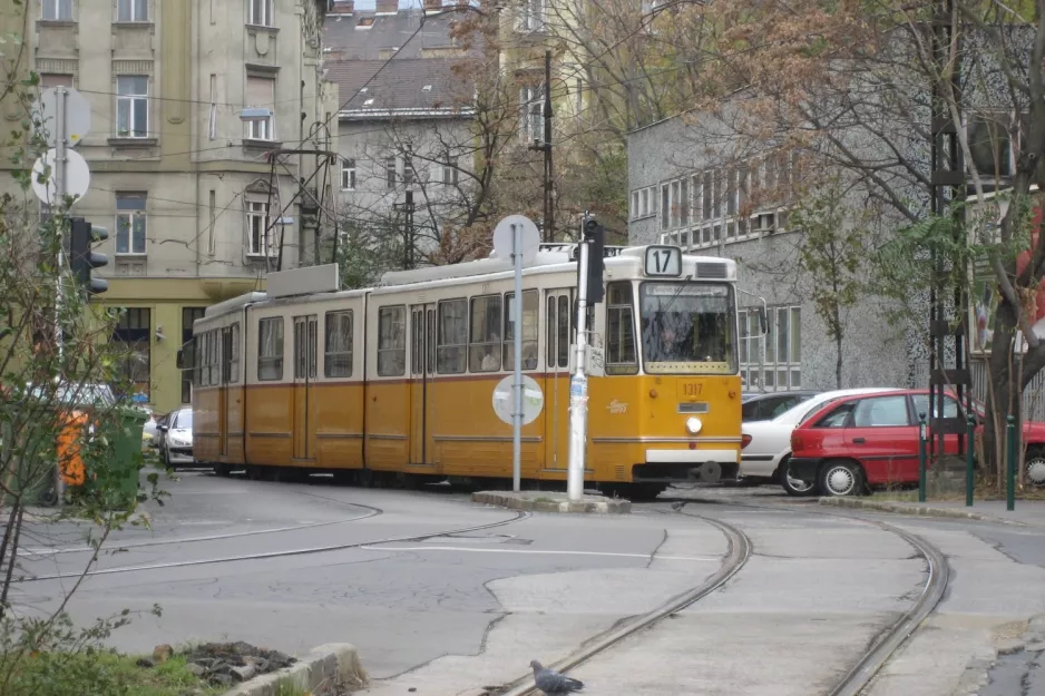 Budapest tram line 17 with articulated tram 1317 on Margit körút (2006)