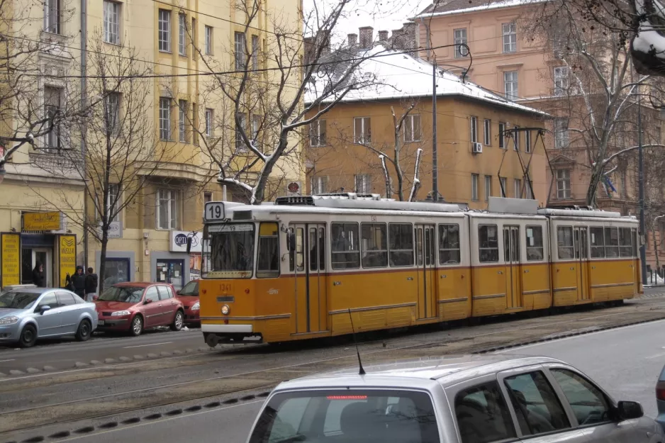 Budapest tram line 19 with articulated tram 1341 near Gárdonyi tér (2013)