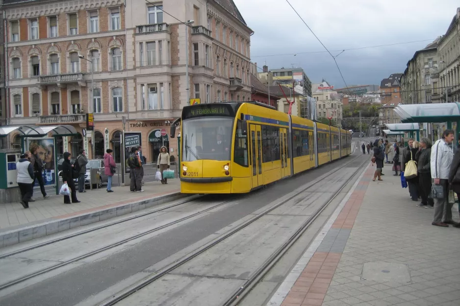 Budapest tram line 4 with low-floor articulated tram 2011 at Margit híd, budai hídfő H (2006)