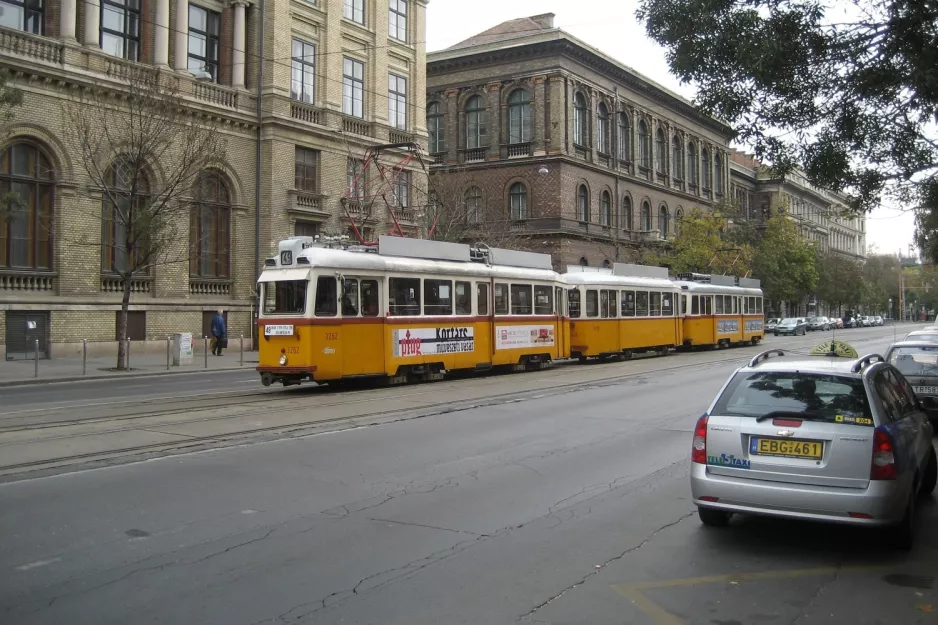 Budapest tram line 49 with railcar 3262 near Móricz Zsigmond körtér (2006)