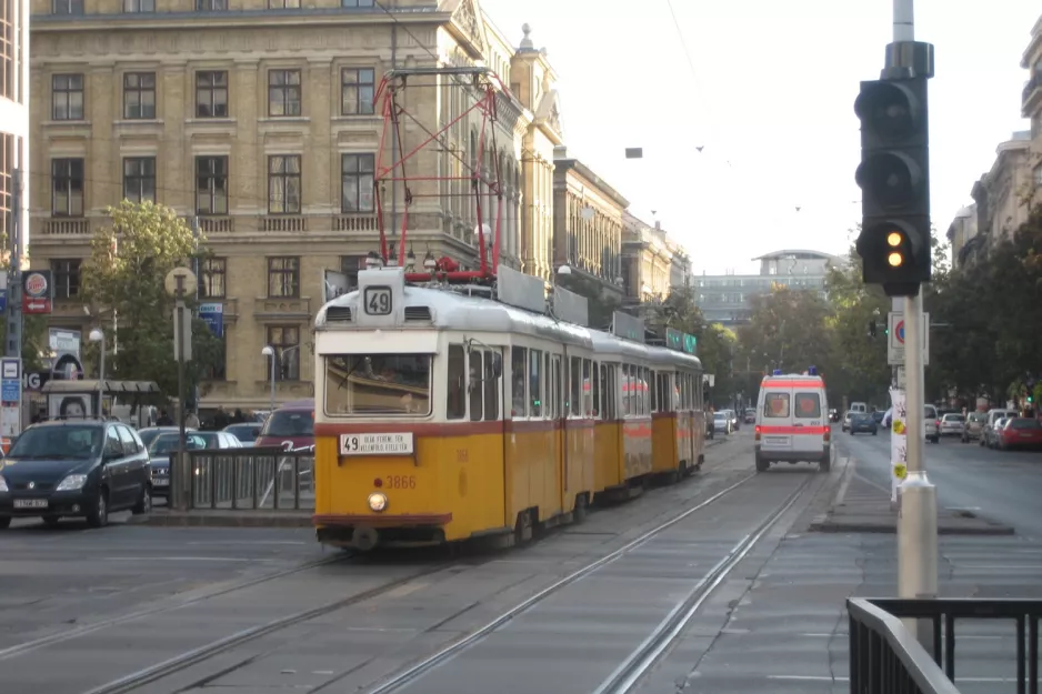 Budapest tram line 49 with railcar 3866 on Károly kötút (2006)