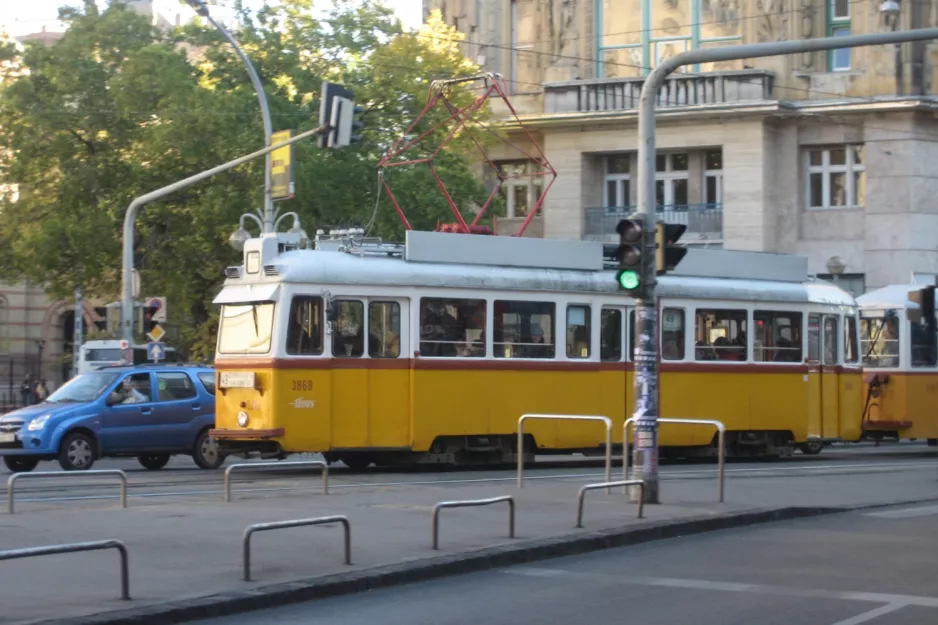 Budapest tram line 49 with railcar 3868 at Deák Ferenc tér (2006)