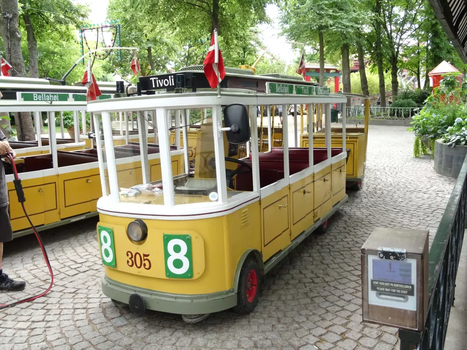 Copenhagen Tivoli with model railcar 305 at Linie 8 (2019)