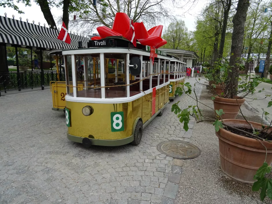 Copenhagen Tivoli with model railcar 312 at Linie 8 (2018)